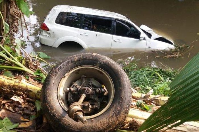 Pajero Sport nyebur ke sungai saat subuh
