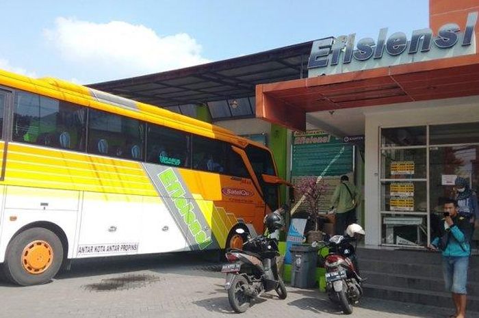Armada Bus Efisiensi Branch Yogyakarta di Jalan Wates km 6, Ambarketawang, Gamping, Sleman, Yogyakarta Kamis (16/04/2020).