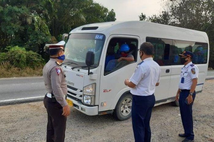 Pemerikasaan kendaraan di perbatasan Kota Pekanbaru di hari pertama penerapan PSBB