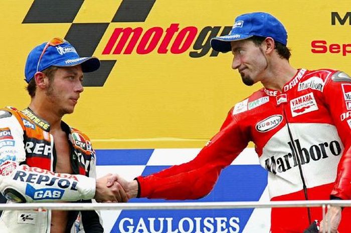 Valentino Rossi dan Max Biaggi kerap berseteru di dalam dan luar lintasan