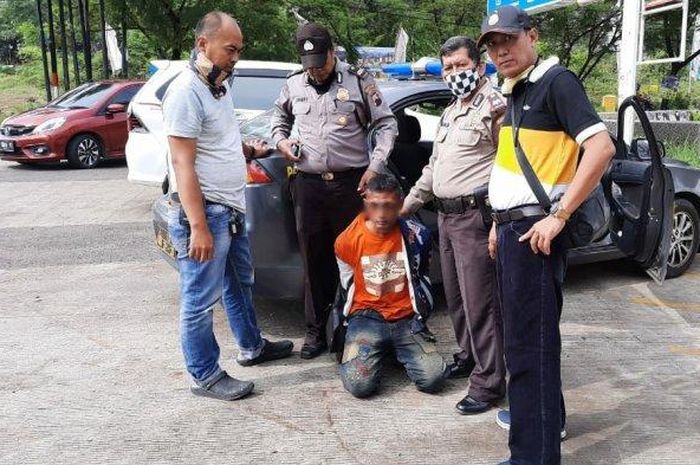 Imron pelaku pencurian sepeda motor di depan kampus Unimus Semarang diamankan Polsek Tembalang dari amukan massa, Kamis (16/4/2020).