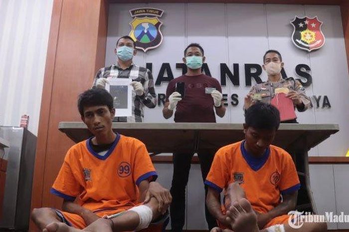 Dua jambret Wandi Narawan (21) dan Vicky Putra (19) di Satreskrim Polrestabes Surabaya, Kamis (16/4/2020).