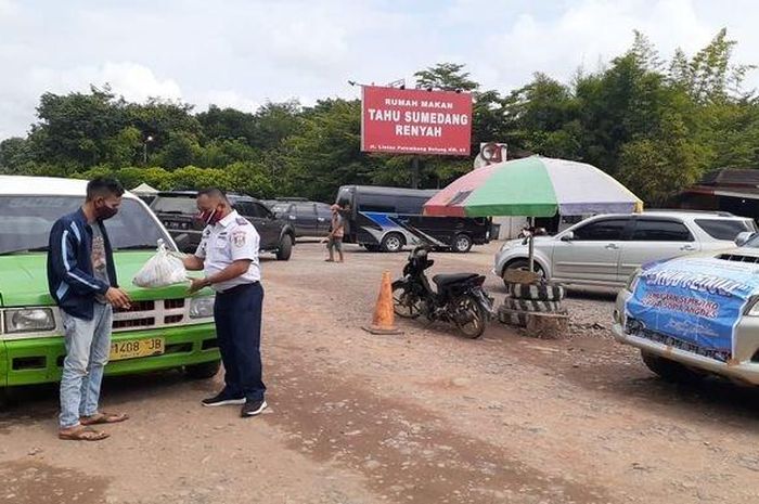 Dishub Banyuasin, peduli Covid - 19 bagikan sembako kepada sopir angkutan desa di wilayah Banyuasin.