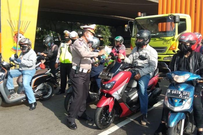 Tim Safety Riding PT Wahana Makmur Sejati memberikan sosialisasi pemakaian masker dan sarung tangan bersama Satlantas Polres Jakarta Barat