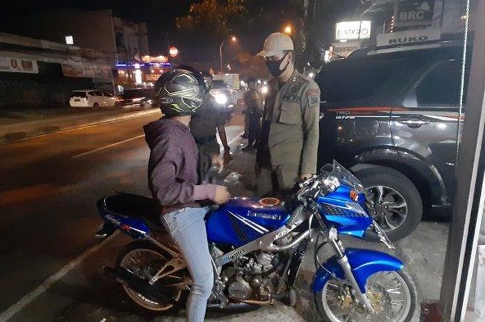 Petugas gabungan Posko Check Point PSBB Larangan hentikan pengendaran yang melanggar aturan PSBB Kota Tangerang. (Warta Kota/Rizki Amana)