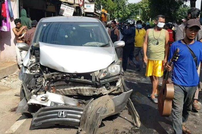 Kondisi mobil Honda Freed berpelat B 1367 PKA yang dikemudikan Yohanes usai menghantam tiang lampu di Duren Sawit, Jakarta Timur, Sabtu (18/4/2020).