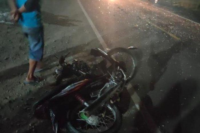 Honda Supra Fit terpotong hingga setang dan sasis terpisah usai adu banteng dengan truk di Anabanua, Maniangpajo, kabupaten Wajo, Sulawesi Selatan