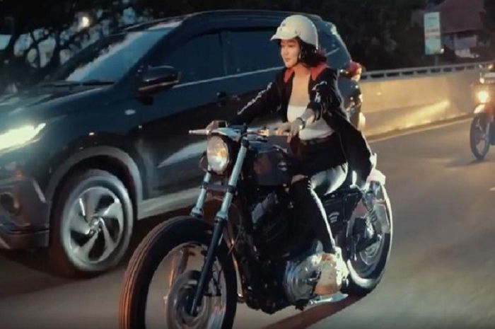 Wika Salim naik Harley-Davidson, tapi malah diserang netizen.