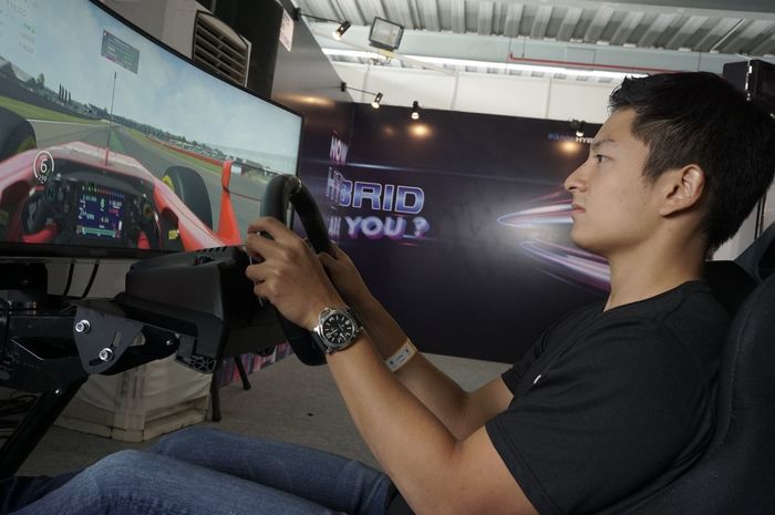 Rio Haryanto sedang membalap menggunakan simulator sim racing dari GT-Sim.id