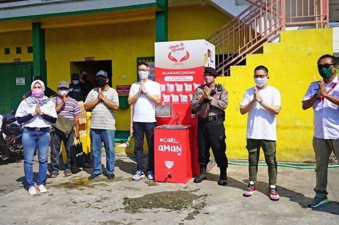 Foto bersama perwakilan manajemen Astra Motor Yogyakarta beserta dengan perwakilan dealer, pengurus pasar Kolombo, dan kepolisian saat penyerahan bantuan program Satu Hati Honda Berbagi di pasar Kolombo, Sleman (18/4/2020).