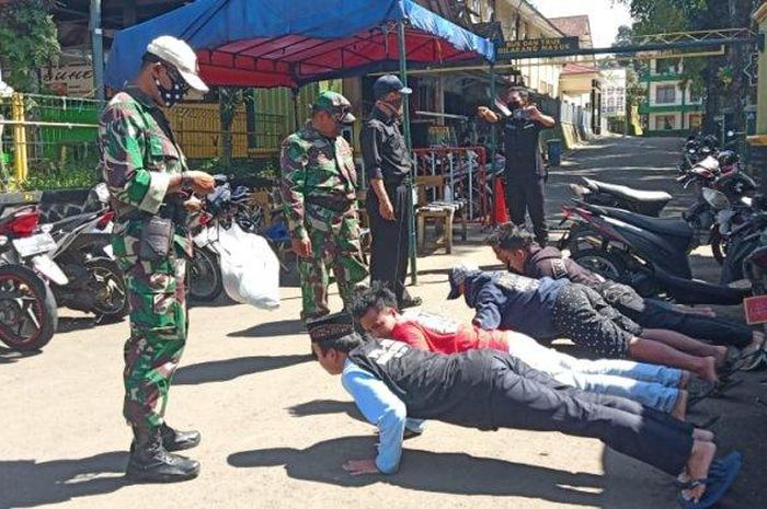 Hari ketiga penerapan PSBB di Depok, masih banyak pengendara tidak memakai masker dan berboncengan beda alamat