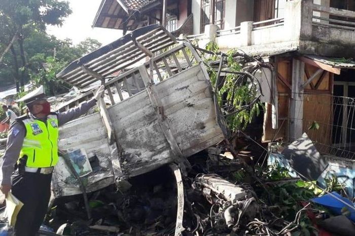 Polisi tengah memeriksa kondisi truk yang ringsek pasca terlibat tabrakan dengan kendaraan truk lainnya di jalur Gekbrong, Cianjur, Jawa Barat, Sabtu (18/4/2020). Dalam laka maut tersebut empat orang meninggal dunia terdiri atas dua sopir truk dan dua orang warga setempat.