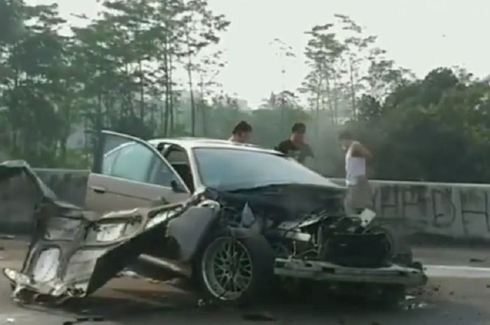 Mobil BMW alami kecelakaan di Tol Jagorawi arah Bogor