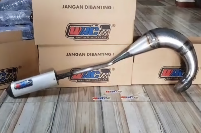 Knalpot udang ala road race lansiran WRC Racing Exhaust untuk motor 2-tak Yamaha Force 1.