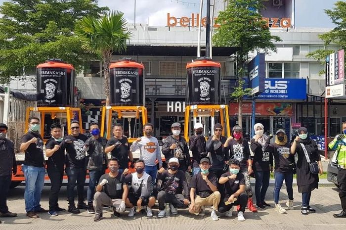 Komunitas Jong Java Harley-Davidson Tegal Raya melakukan aksi sosial dengan memasang tandon air dan membagikan masker dan makanan