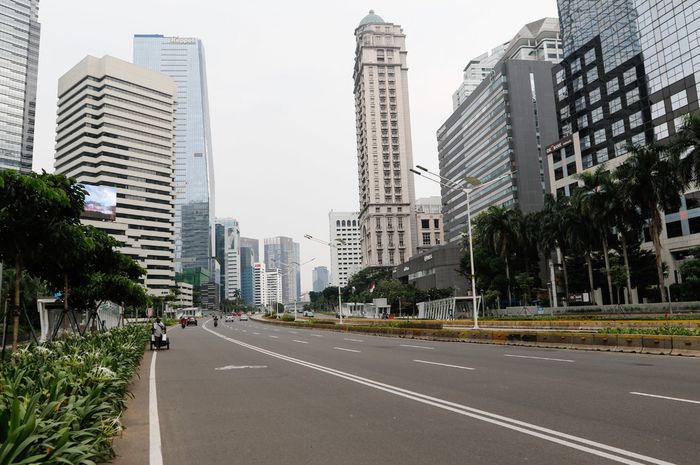 Lalu lintas di Jalan Jenderal Sudirman, Jakarta Pusat pada akhir pekan, Sabtu (18/4/2020) lalu