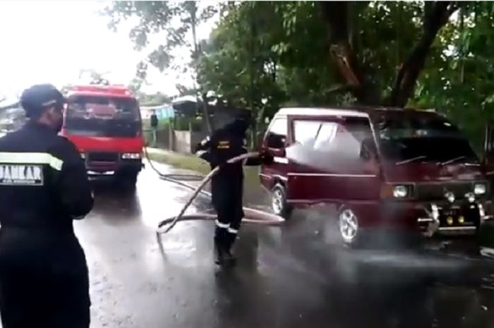 Suzuki Carry disemprot pakai cairan disinfektan oleh Petugas Damkar 