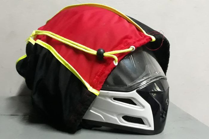 Helm harus disarungin saat disimpan