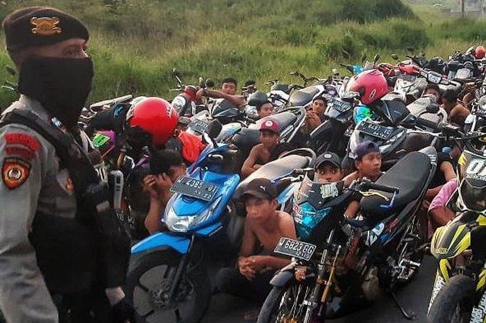Ratusan pemuda berjemur usai diciduk polisi saat gelar balap liar di bekas Tol Jabon, Sidoarjo