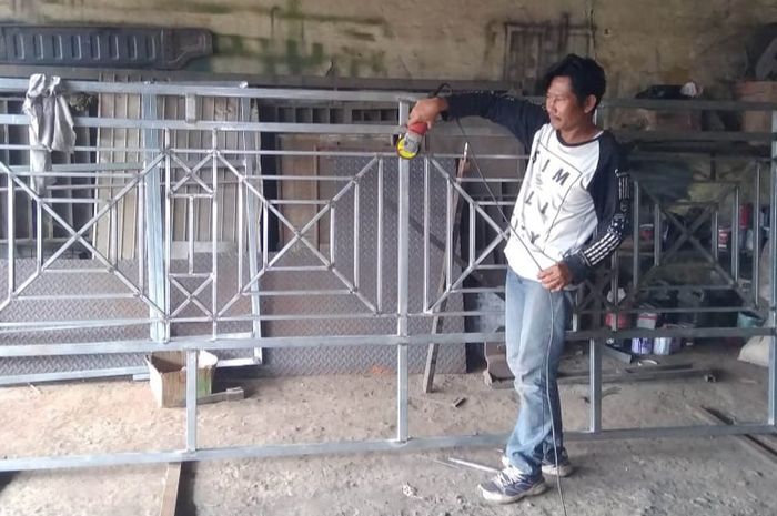 Sunardi, sopir jemputan anak sekolah yang alih profesi jadi tukang las