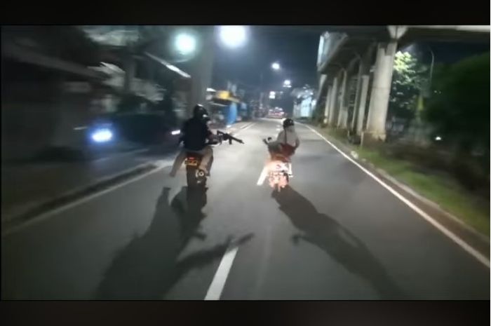 Aksi kejar-kejaran Polisi menggunakan Honda CB150R dengan pelaku curas yang mengendarai Honda Scoopy