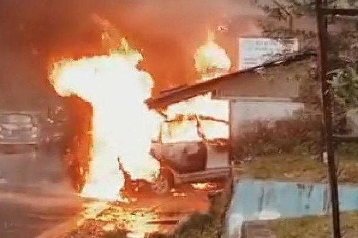 FOTO tangkapan layar video mobil Avanza terbakar, Selasa (21/4/2020).