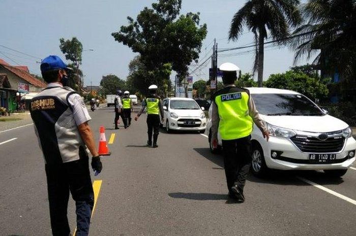 Proses pemeriksaan kendaraan di Posko Terpadu Pemeriksaan Covid-19 di perbatasan Yogyakarta