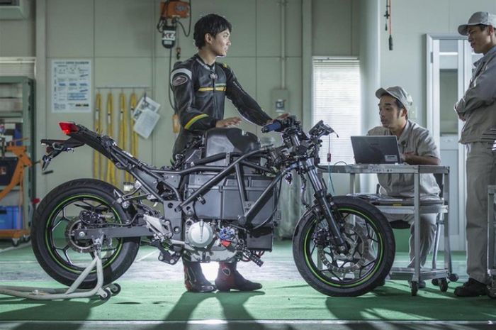 Kondisi bagian dalam motor listrik Kawasaki.