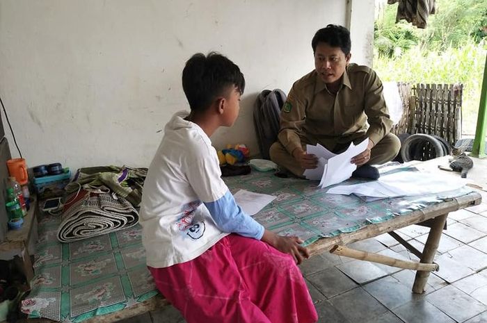 Pak Guru Avan, seorang guru di pelosok Sumenep, mengajar siswanya dari rumah ke rumah karena siswanya tak memiliki perangkat untuk belajar online.