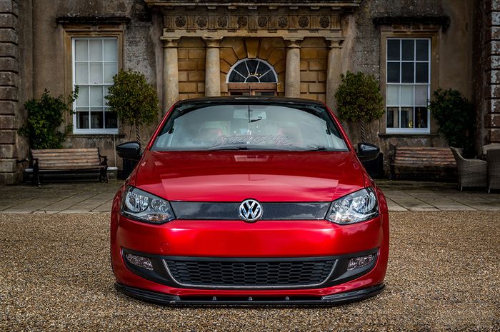 Modifikasi VW Polo dengan balutan warna merah darah