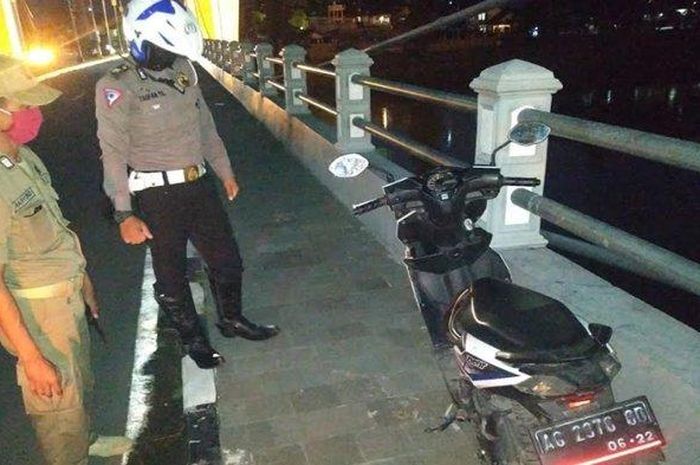 Honda BeAT yang terparkir di atas jembatan Brawijaya kota Kediri, Jatim tanpa pemilik