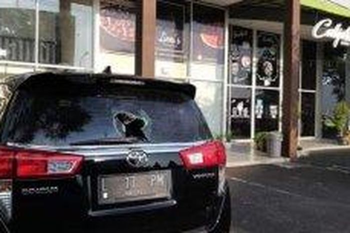 Toyota Kijang Innova kaca sengaja dipecah tangan jahil di kompleks ruko Jl Taman Puspa Raya, Sambikerep, Surabaya, Jatim