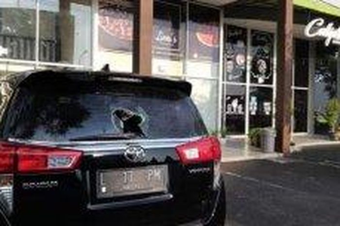 Toyota Kijang Innova kaca sengaja dipecah tangan jahil di kompleks ruko Jl Taman Puspa Raya, Sambikerep, Surabaya, Jatim