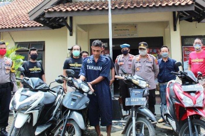 Kapolsek Tembalang Kompol Mas'ud dan tim Alap-alap Polsek Tembalang bersama tersangka pencurian sepeda motor, di Kantor Polsek Tembalang,Selasa (21/4/2020).