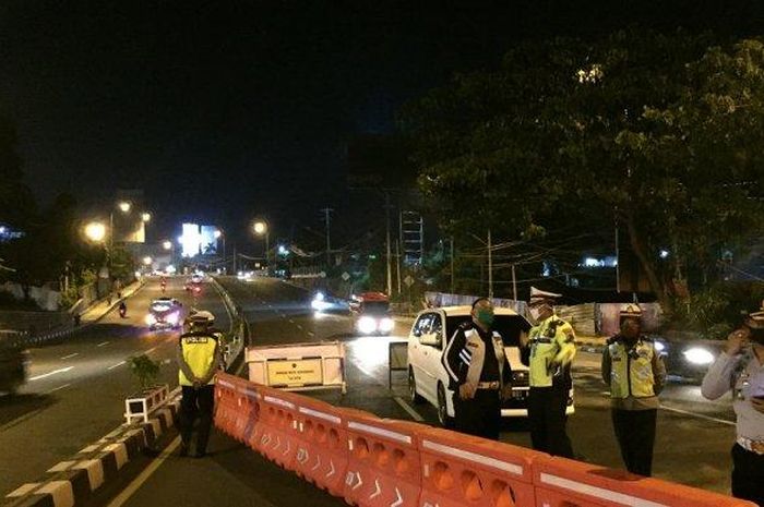 Dishub kota Semarang dan Satlantas Polrestabes Semarang tutup tiga titik jalan mulai 20 April 2020 malam