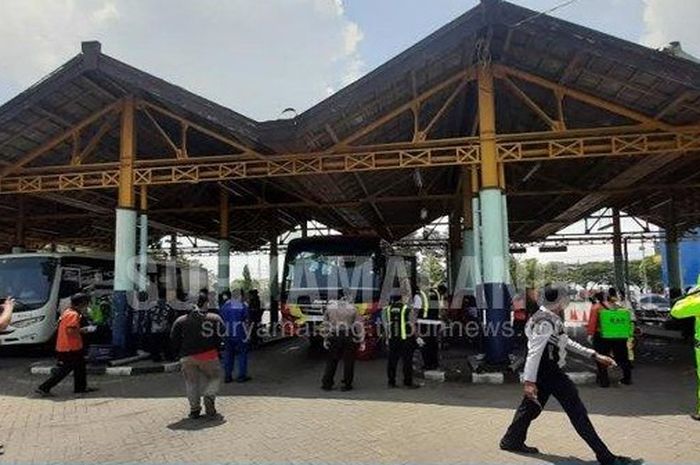 Petugas gabungan saat melakukan pemeriksaan kepada sopir bus di Terminal Bunder, Kabupaten Gresik, Senin (20/4/2020)