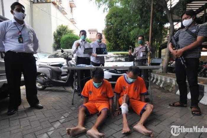 Dua tersangka kasus pembobolan rumah yang beraksi di Kota Surabaya saat diperiksa di  Satreskrim Polrestabes Surabaya, Senin (20/4/2020).