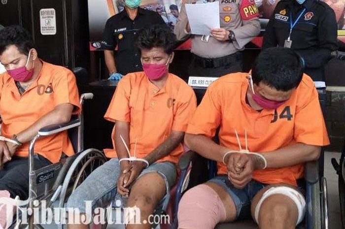 Kristanto (kanan), Hendra Purwanto (tengah), dua mantan napi yang baru bebas karena asimilasi kembali ditangkap karena kasus curanmor.