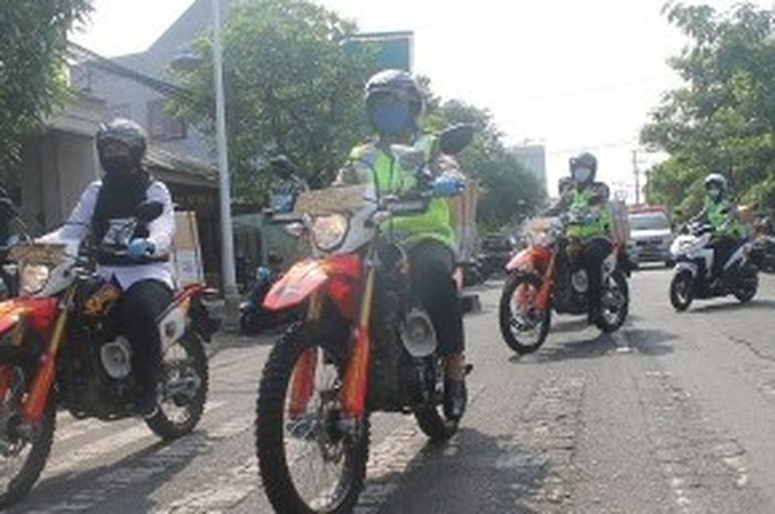 Kendarai Honda CRF 150L para Polwan dari Polres Tulungagung berkeliling membagikan sembako.