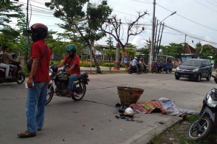 Warga Pekalongan tewas di taman Meteseh Tembalang setelah terlibat kecelakaan dengan truk Hino, Rabu (22/4/2020) sekira pukul 08.00 WIB.