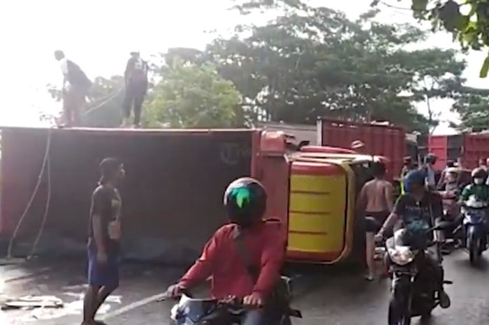 Sebuah truk buah dari Malang mengalami terguling di tanjakan Kalipancur, Kota Semarang pada Kamis (23/4/2020).