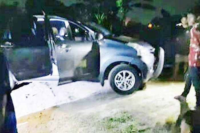 Toyota Avanza yang dicurigai warga Sukoharjo karena tengah malam berhenti di tengah sawah