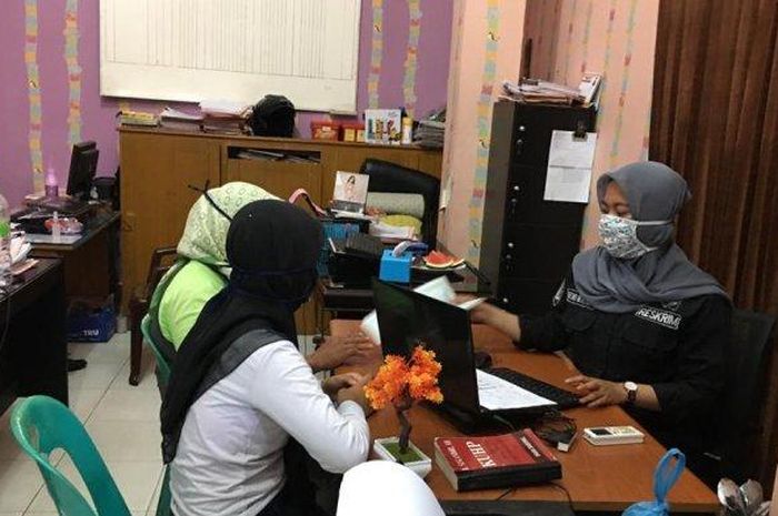 JH (pakai kemeja putih) remaja 14 tahun didampingi orang tuanya saat membuat laporan ke Polres Asahan, Rabu (22/4/2020). JH melapor ke polisi atas kasus percobaan penculikan dengan modus iming-iming bantuan sembako.