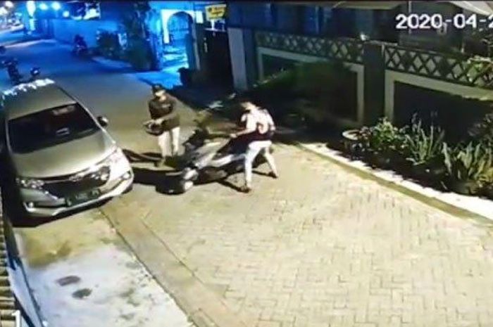Rekaman CCTV Yamaha NMAX digasak komplotan maling dalam 10 detik di Sidotopo Wetan Baru, Kenjeran, Surabaya, Jawa Timur