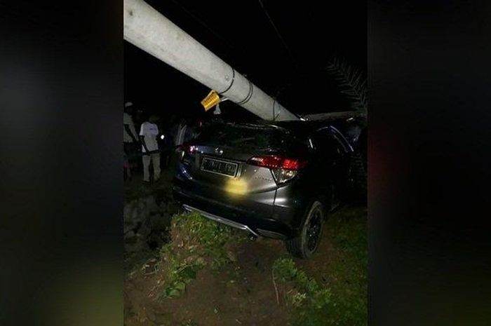 Honda HR-V tabrak tiang listrik hingga ambruk menimpa atap di Bangka Belitung