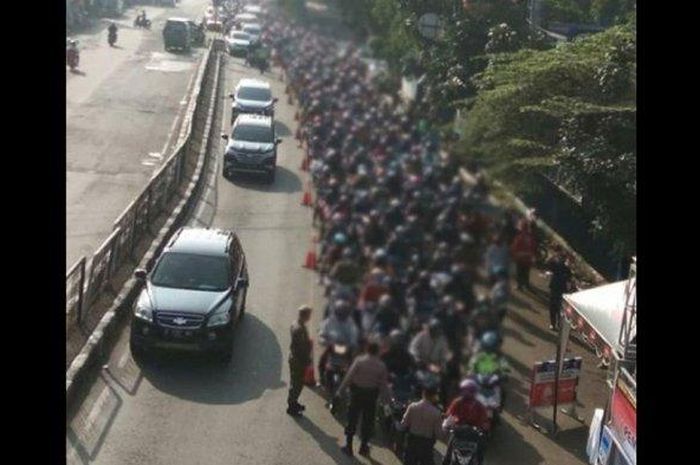 Suasana checkpoint PSBB di Terminal Cicaheum, Kota Bandung. Nampak puluhan motor berkerumun dalam jarak yang sangat dekat.