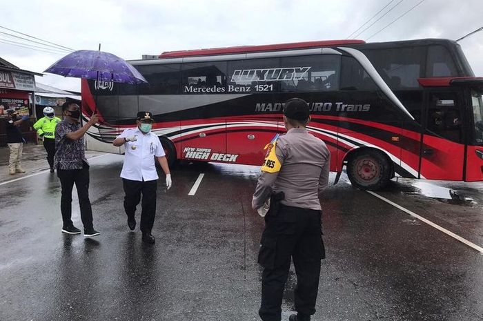 Bus Pariwisata yang mengangkut 72 TKI dari Malaysia di Bukittinggi