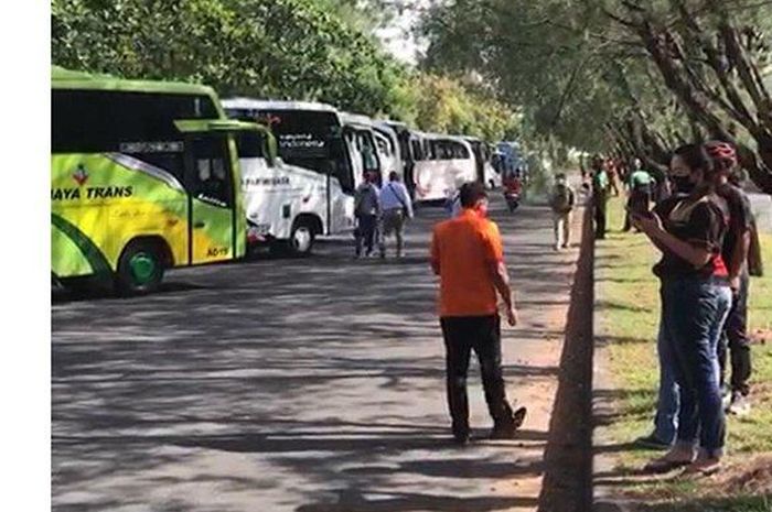 Sebanyak 61 bus berderet di jalan menuju Desa Serangan, Denpasar, Kamis (23/4/2020) pagi. Puluhan pengusaha bus tersebut melaksanakan konvoi memanaskan mesin bus secara serentak.