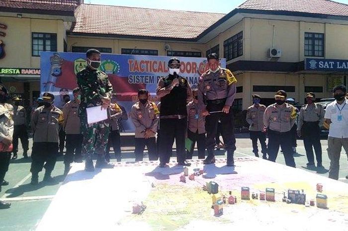 Kapolresta Banjarmasin menjelaskan strategi pemberlakuan PSBB melalui Tactical Floor Game
