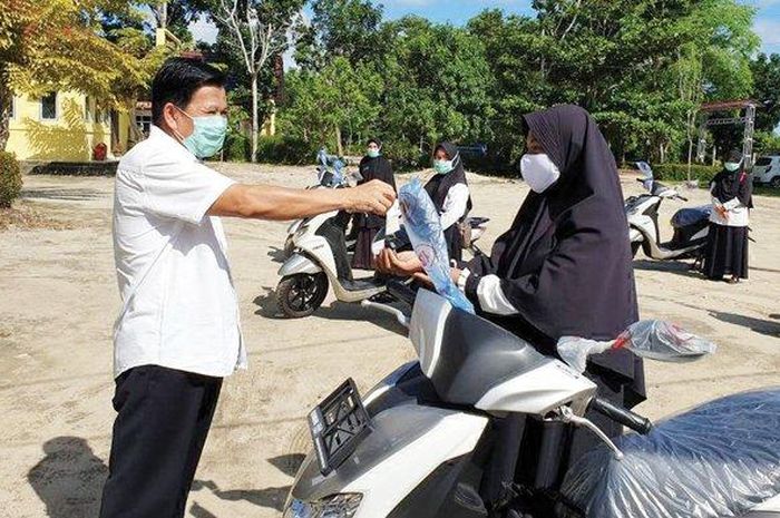 Bupati Bangka Tengah Menyerahkan Bantuan 15 Motor Untuk Bidan Desa